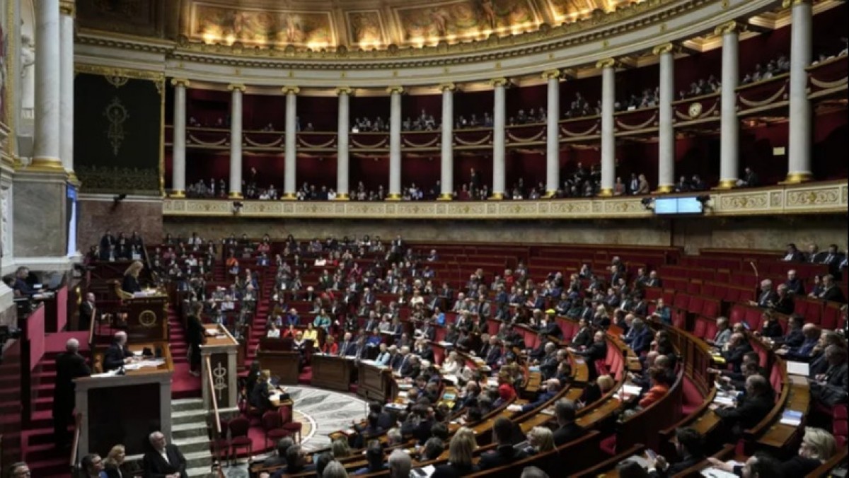 Fransa'da emeklilik reformu nedeniyle Macron hükümetine karşı sunulan gensoru önergesi reddedildi 