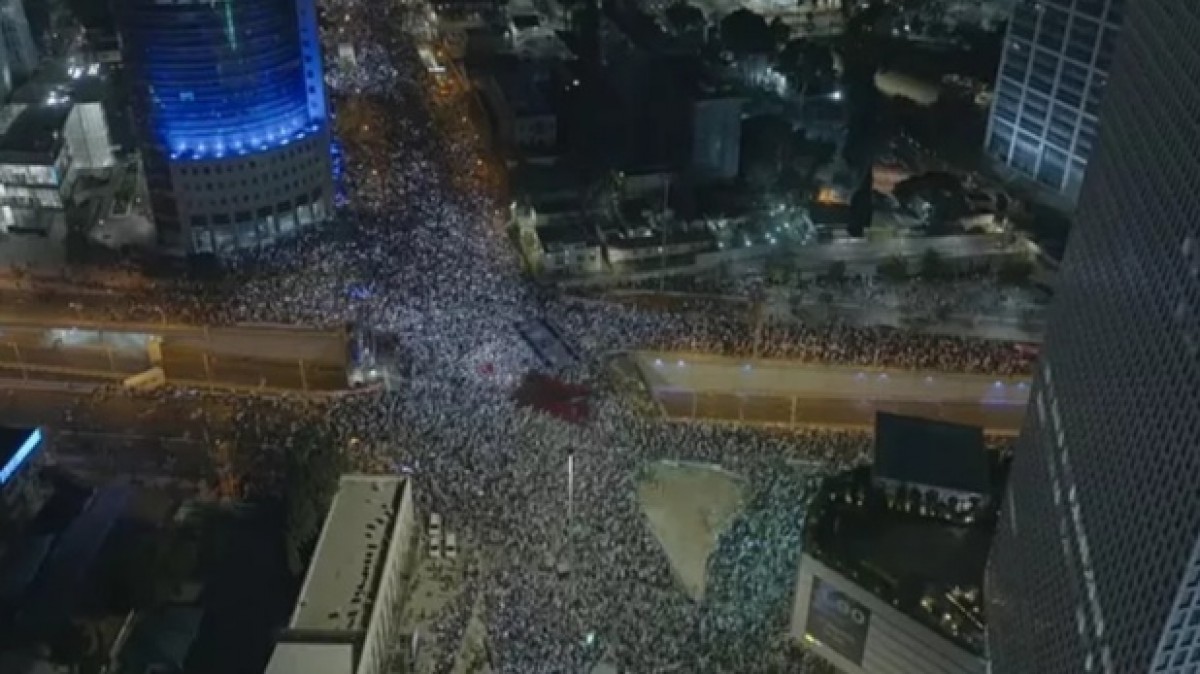 İsrail'de gösterilerin onuncu haftasında on binlerce kişi Netanyahu hükümetini protesto etti 