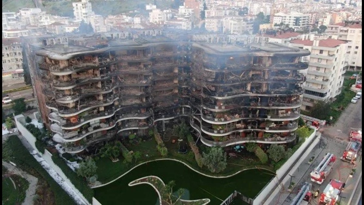 SON DAKİKA HABERİ: İzmir Narlıdere'de büyük site yangını